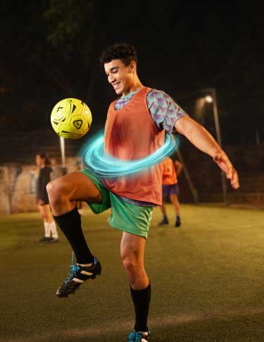 Imagen de un paciente masculino con colitis ulcerosa (CU) tratado con TREMFYA®, jugando al fútbol con pasión.