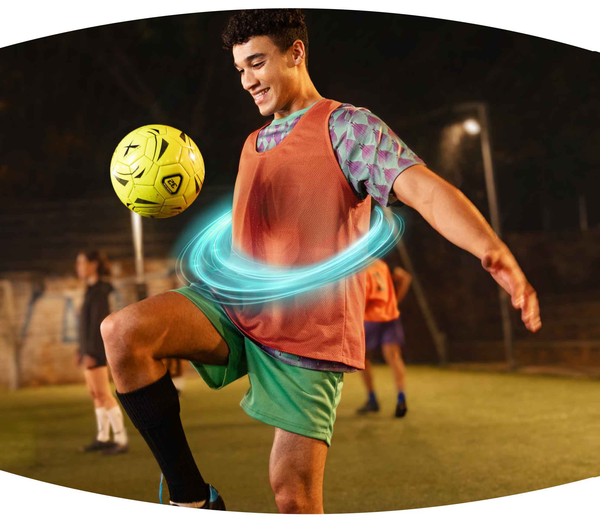 Imagen de un paciente masculino con colitis ulcerosa (CU) tratado con TREMFYA®, jugando al fútbol con pasión.