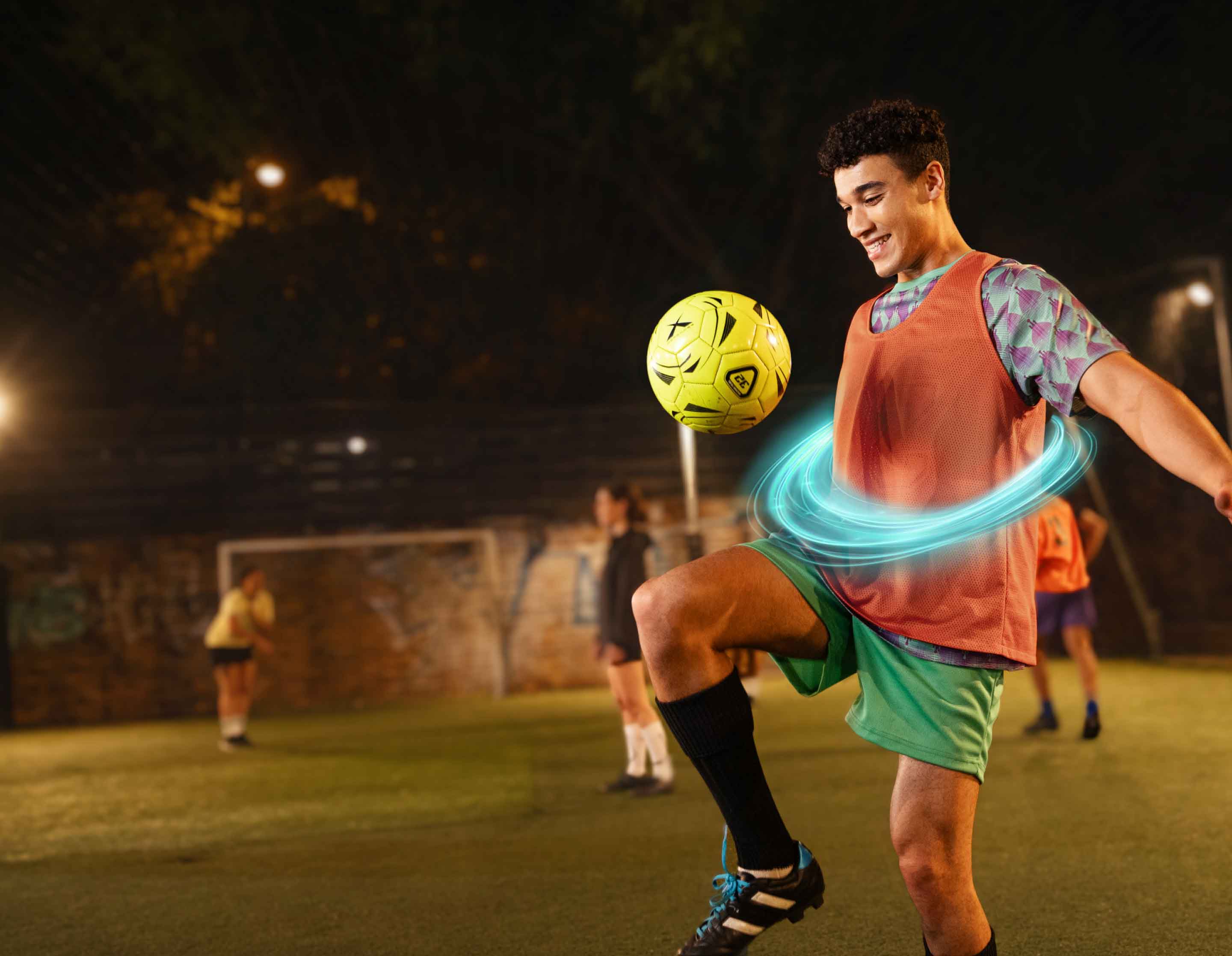 Imagen de un paciente masculino con colitis ulcerosa (CU) tratado con TREMFYA®, jugando al fútbol con pasión.
